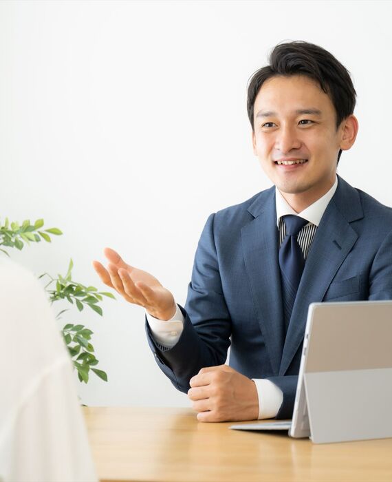 相談にのる男性スタッフ